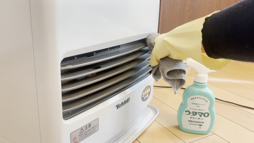 湿らせた布で拭く