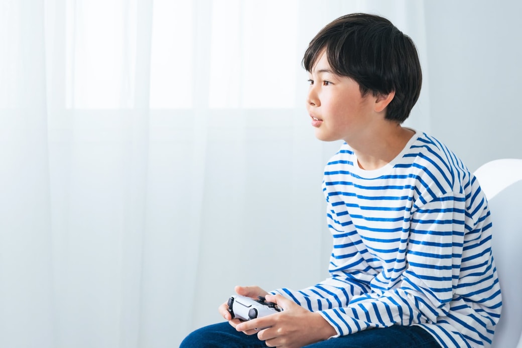 ゲームする子