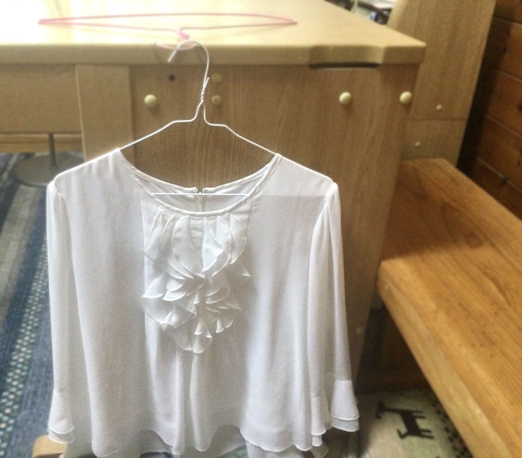 ハンガーにブラウスをかける