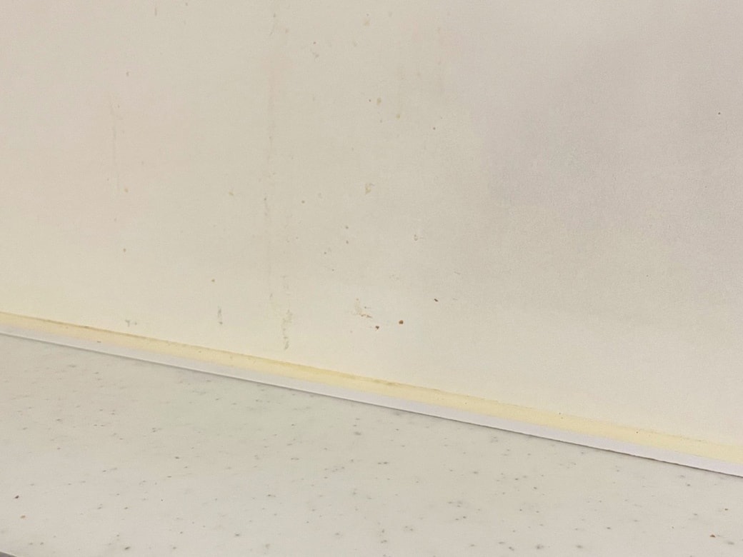 キッチンコンロまわりの壁の黄ばみ