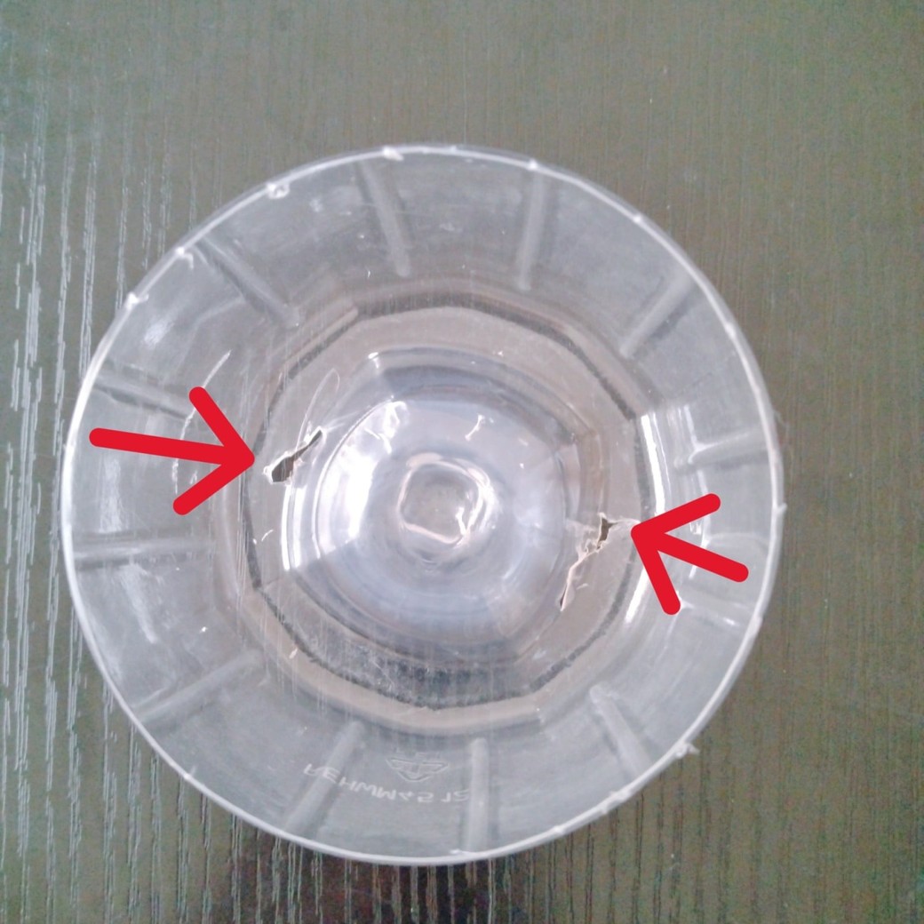 穴が空いている容器