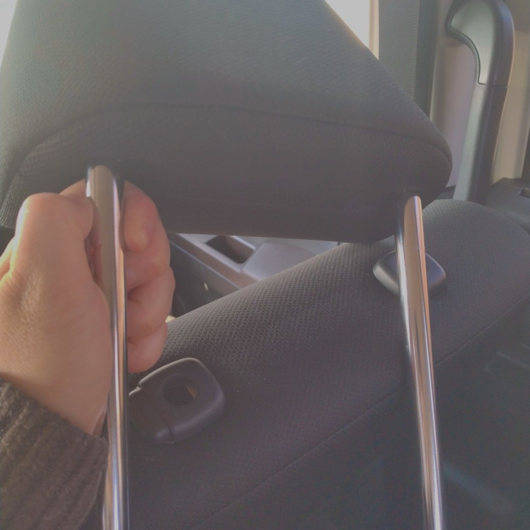 ヘッドレストを外した状態の車内