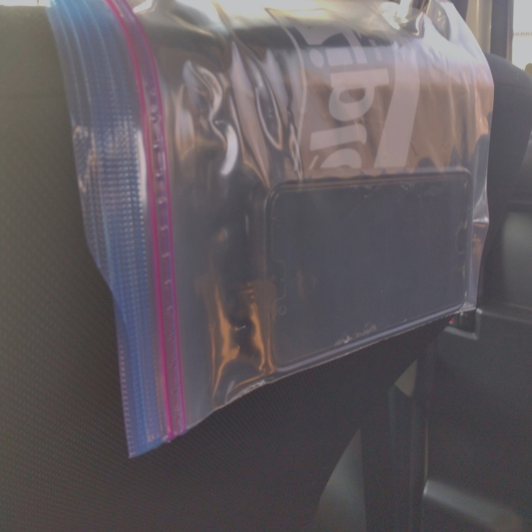 ジップロックに入れたスマホ