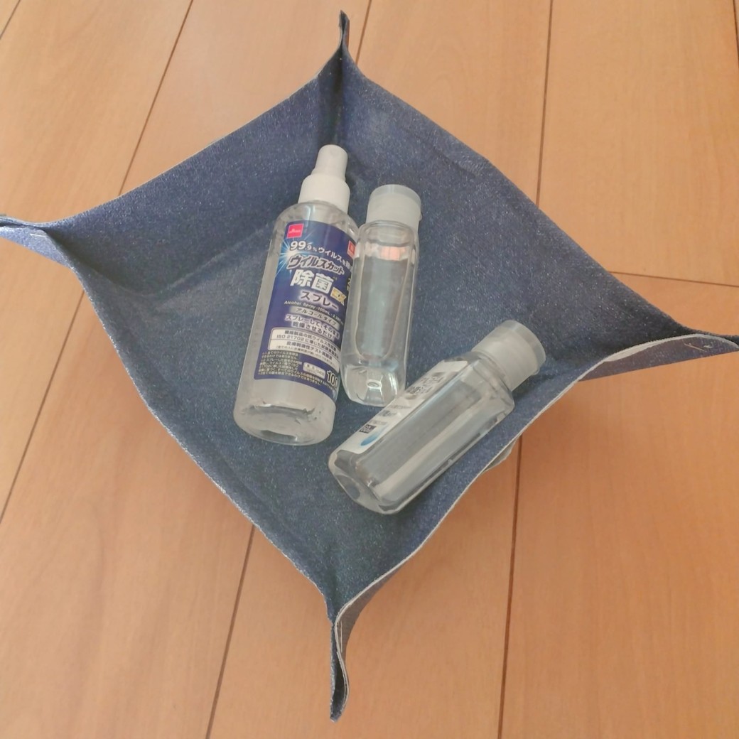 トレイに入れた除菌スプレー