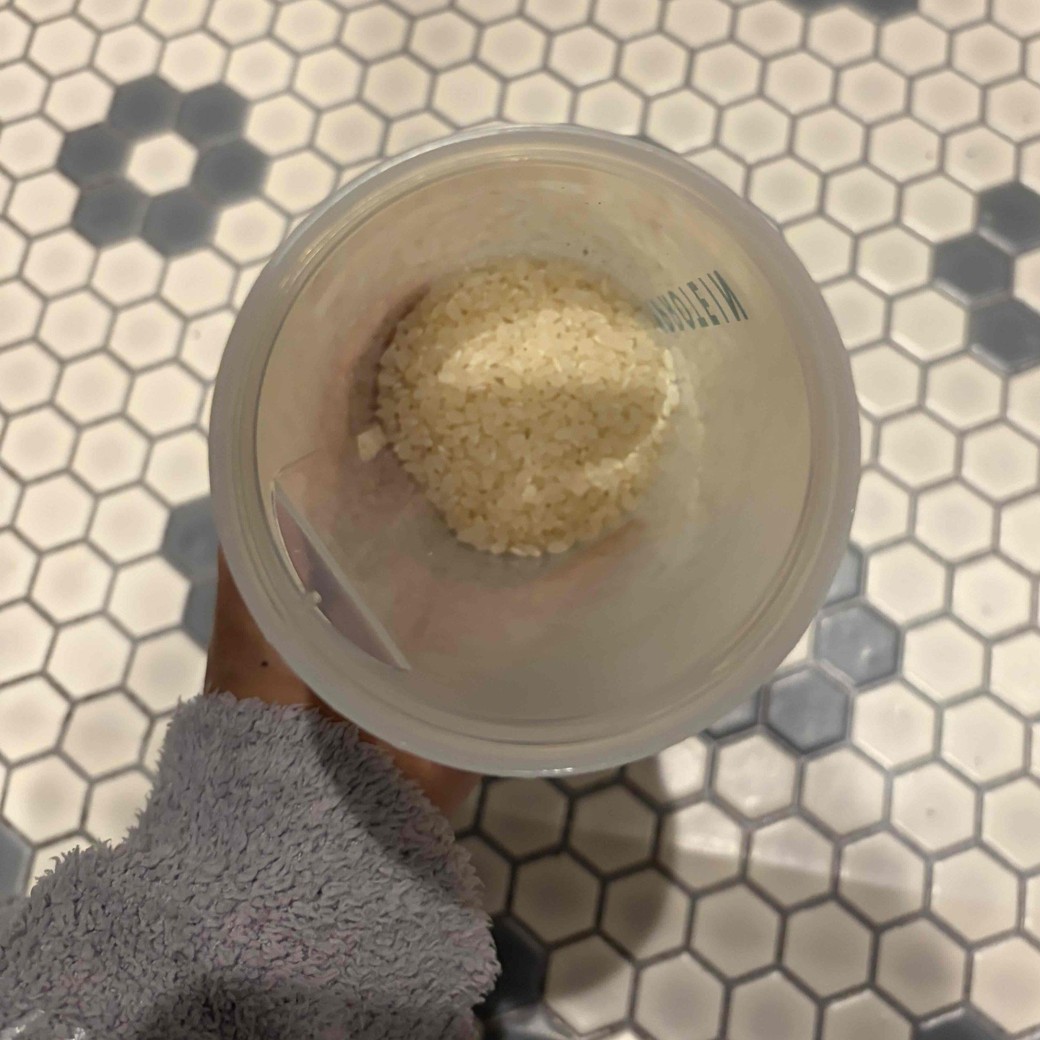 プロテインシェイカーにお米を入れているところ