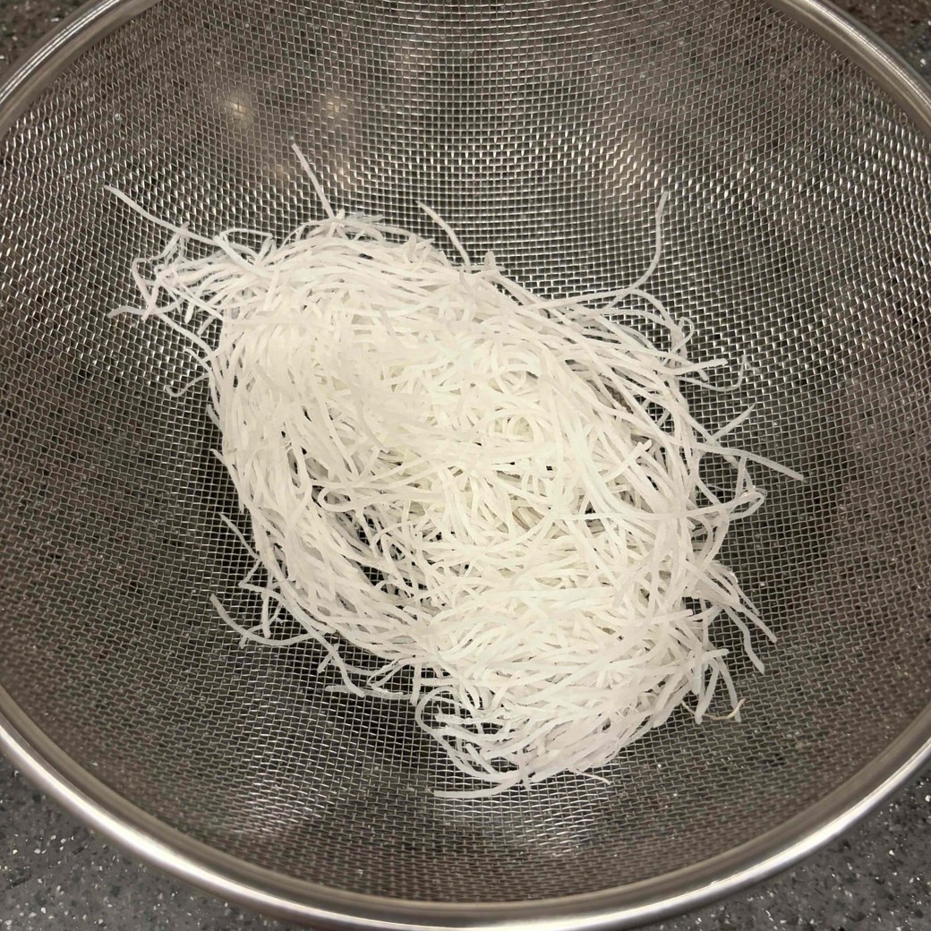 つまをざるで洗っているようす