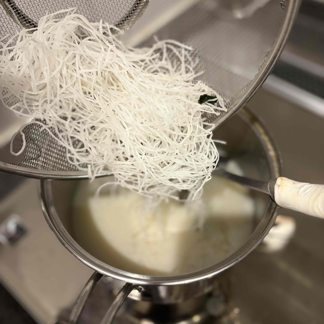 みそ汁につまを入れているところ