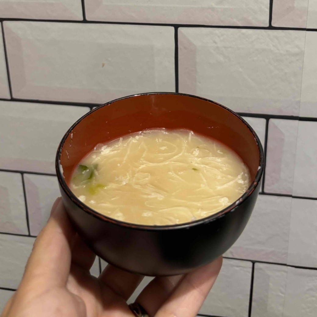つま入りのみそ汁の写真