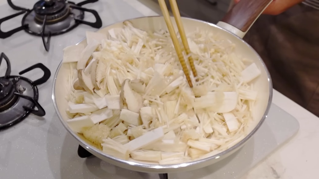 きのこを炒める