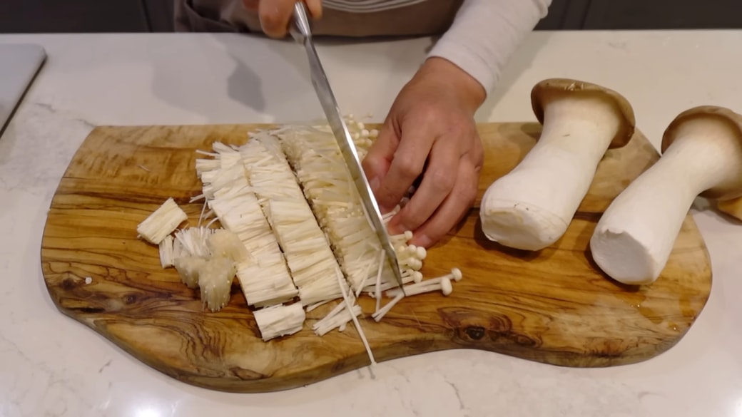 えのきを細かく切る人