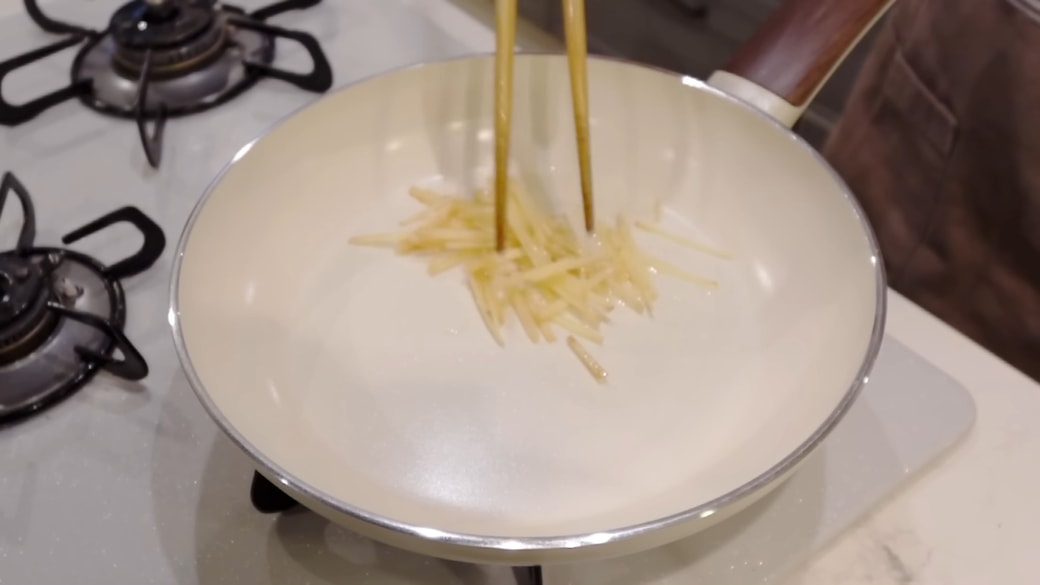 しょうがをフライパンで炒める人