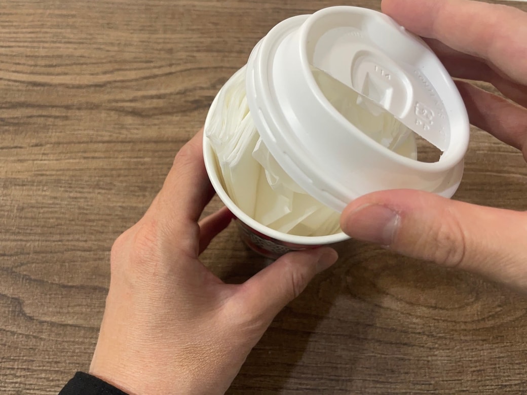 カップにティッシュを入れてフタをする