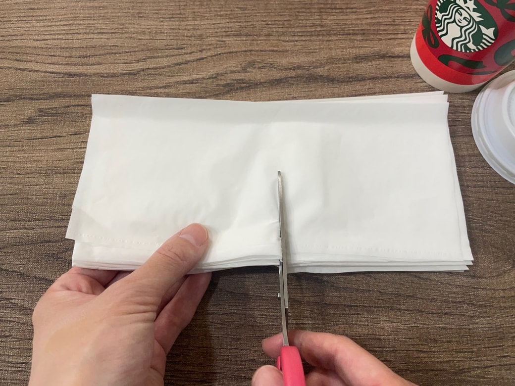 ティッシュを半分にカットする