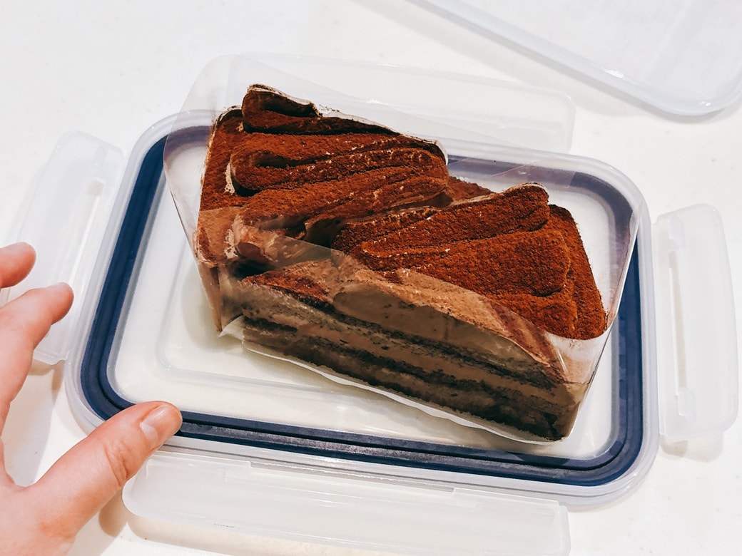 裏返したふたの裏にケーキを置く