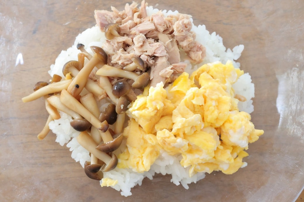 「ツナとたまごとしめじのおにぎり」