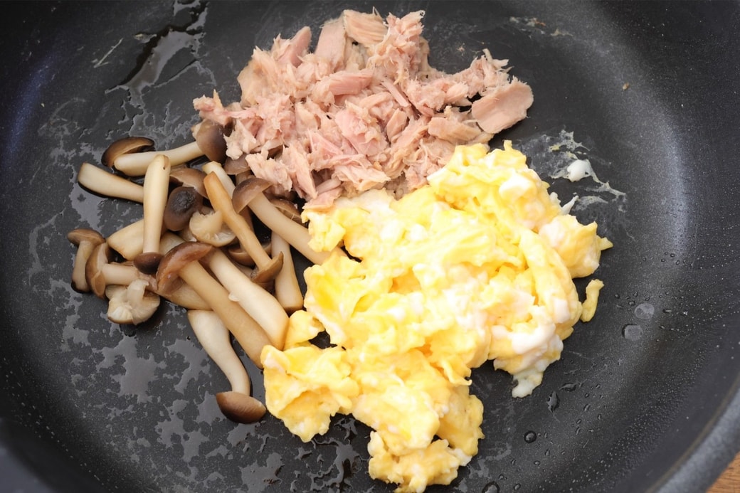 「ツナとたまごとしめじのおにぎり」