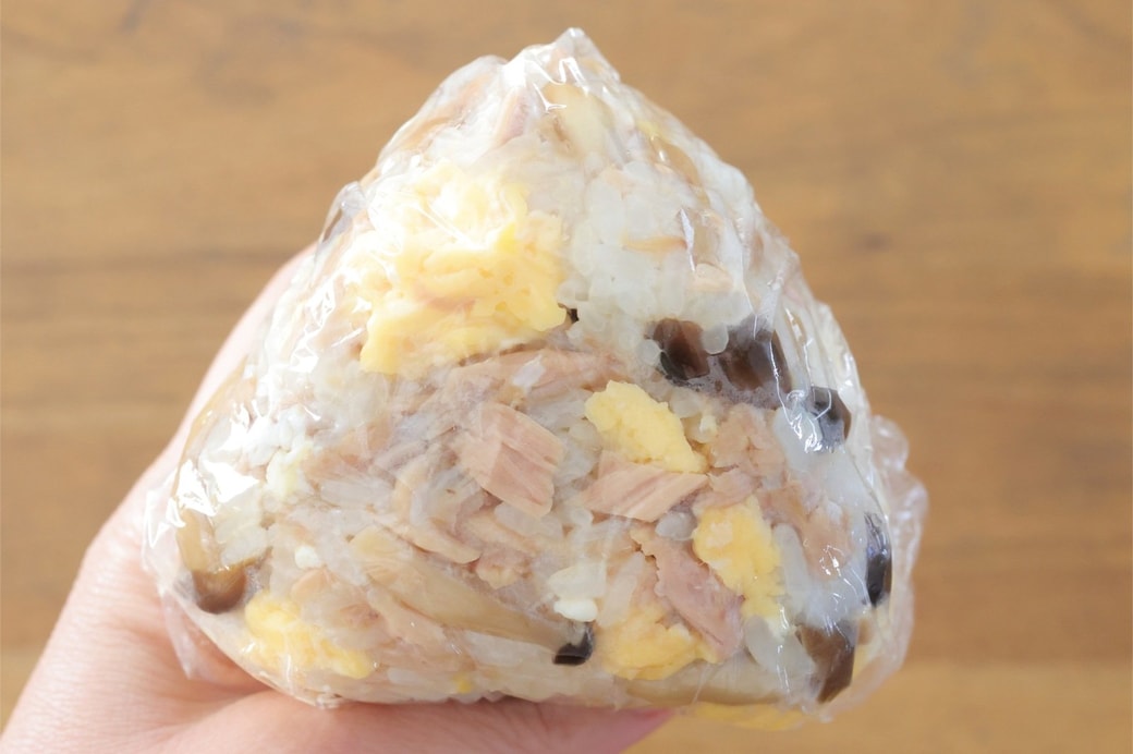 「ツナとたまごとしめじのおにぎり」