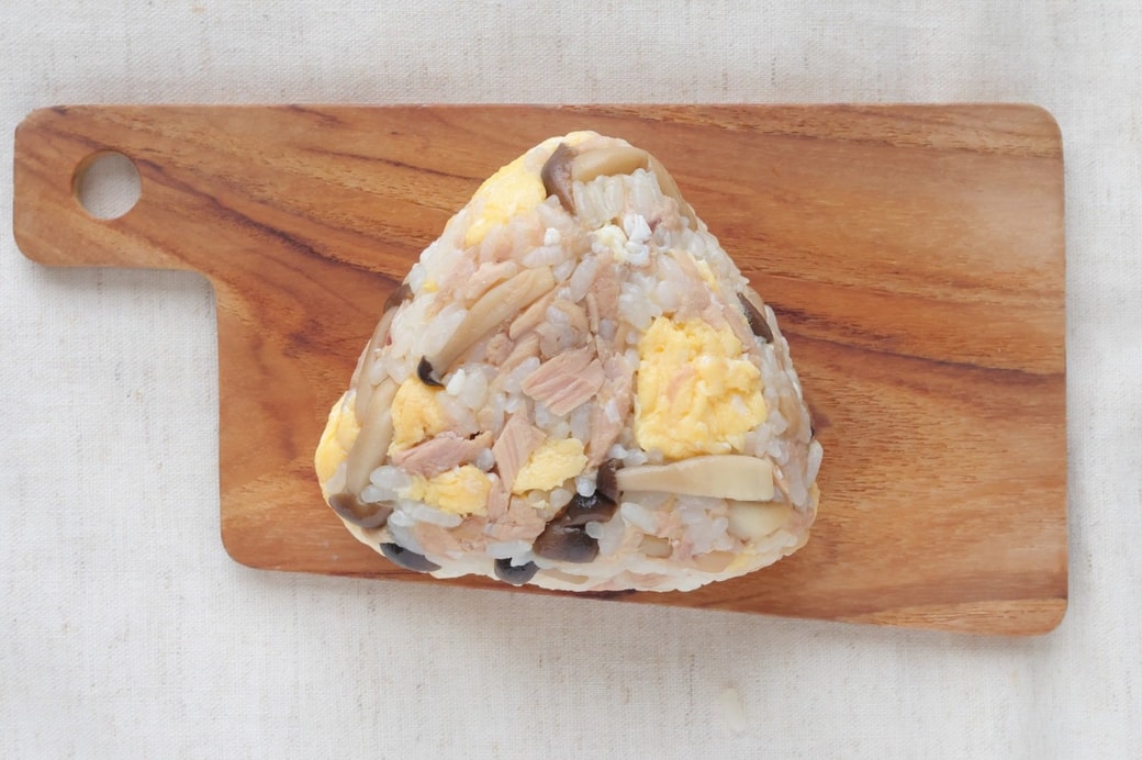 「ツナとたまごとしめじのおにぎり」