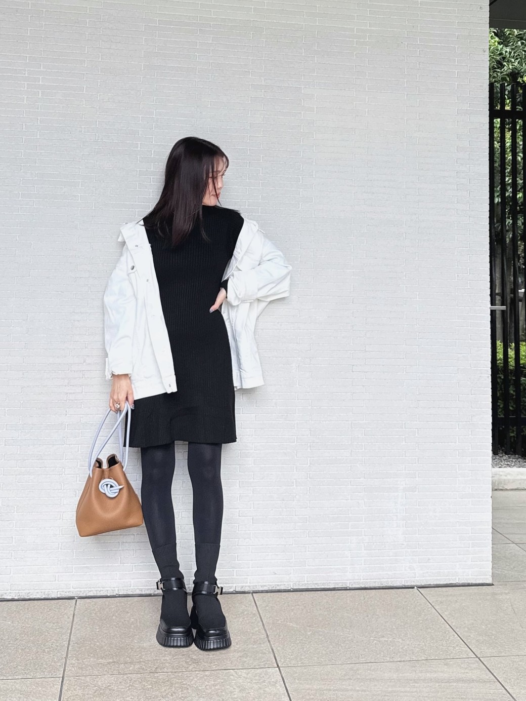 ダークカラーになりがちの冬服に、映える白アウターが大活躍。
