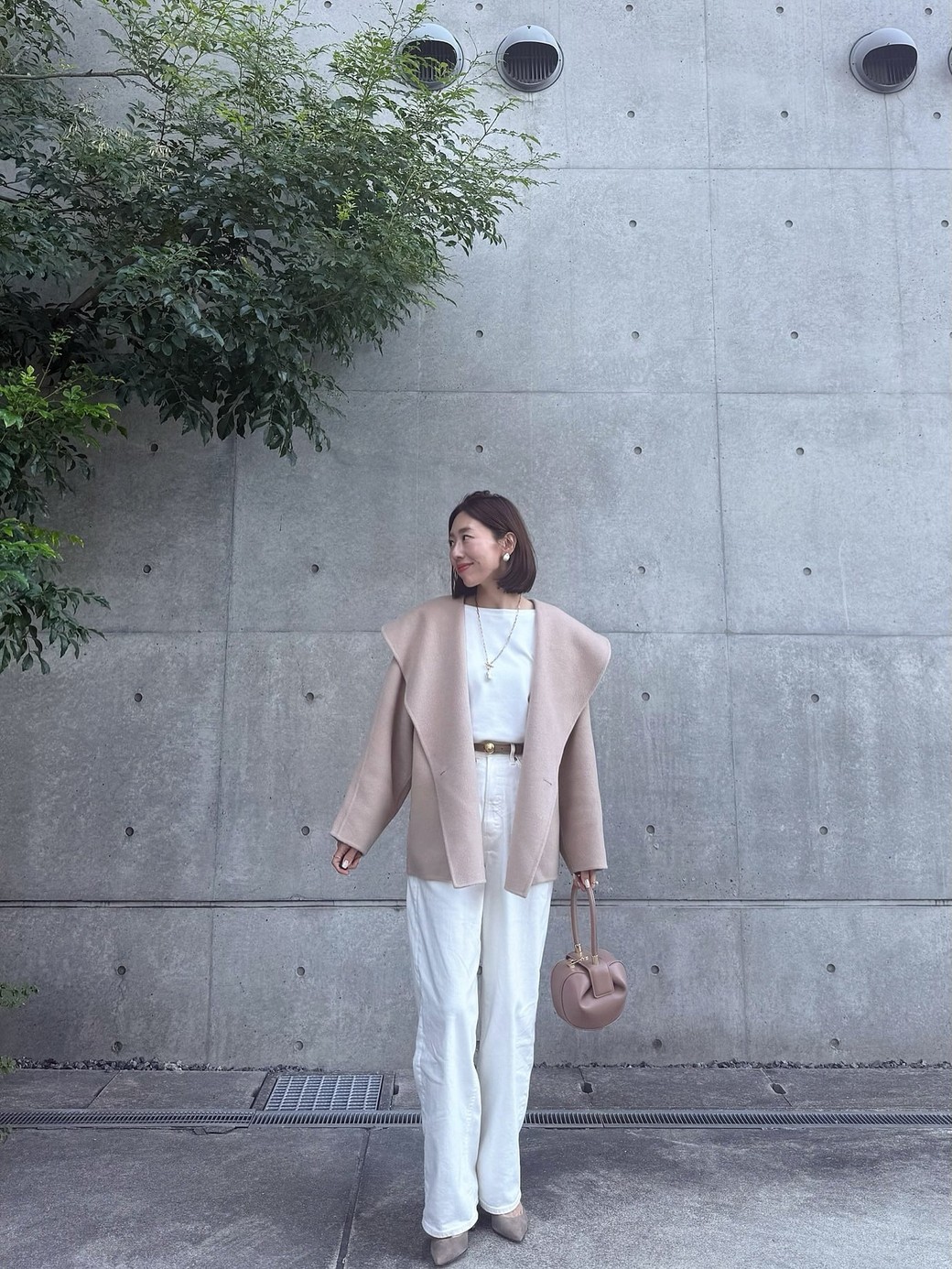 バッグや靴までトーンをそろえておしゃれ上級者に。