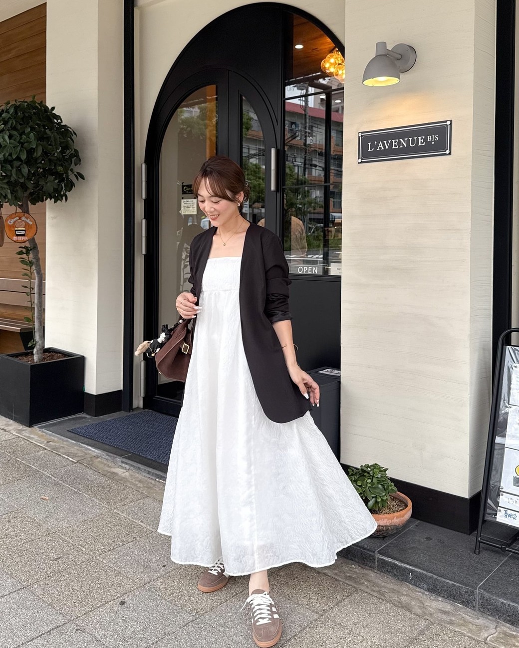 ノーカラータイプのジャケットがフェミニンワンピとマッチ。