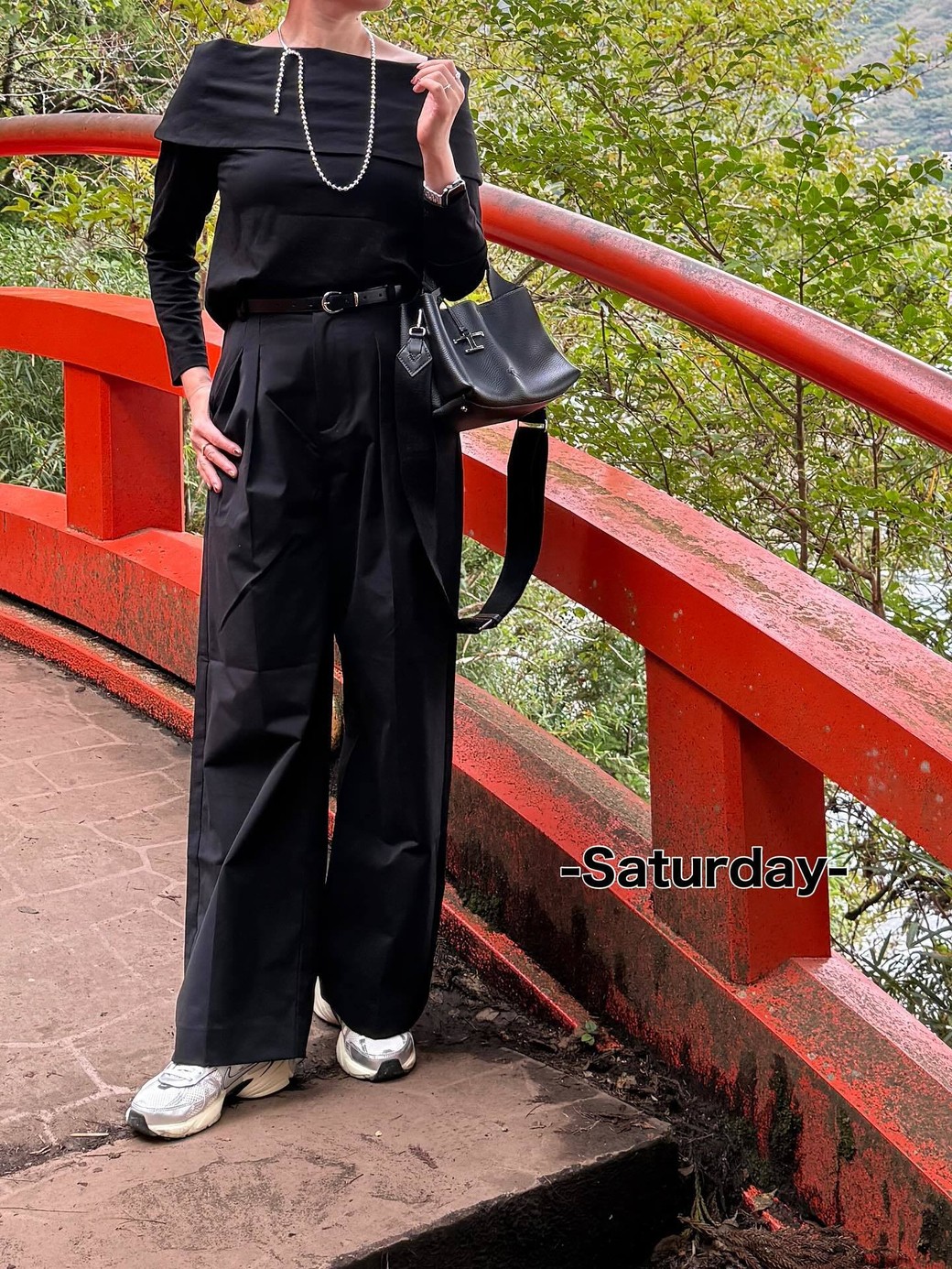 首元の肌見せと白スニーカーで抜け感を演出。