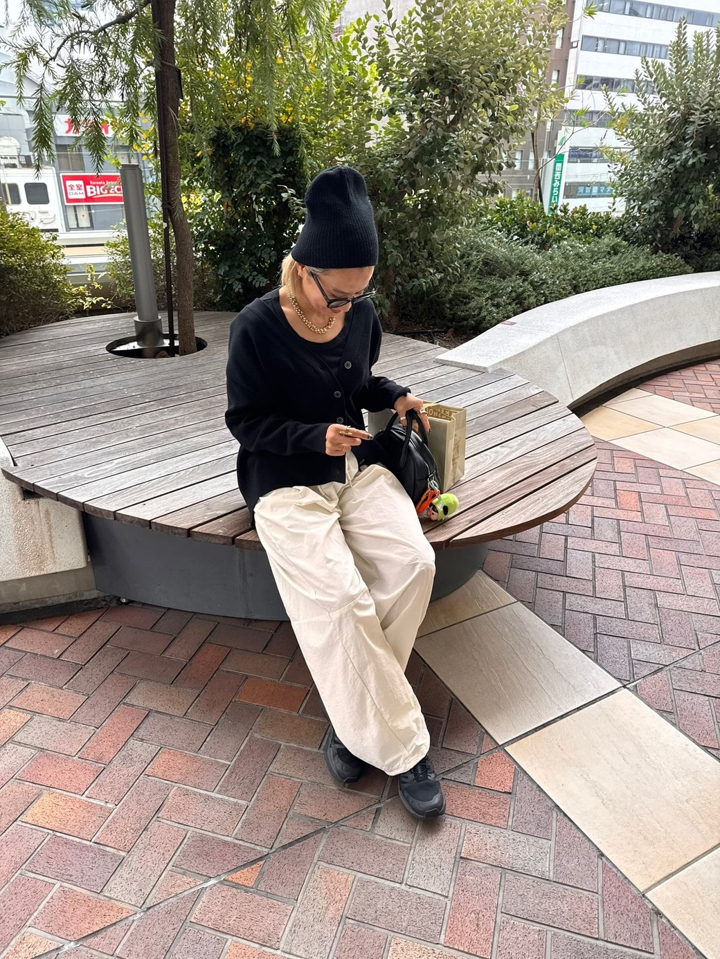 全身カジュアルなのにきれいめにまとめた大人モノトーンスタイル。