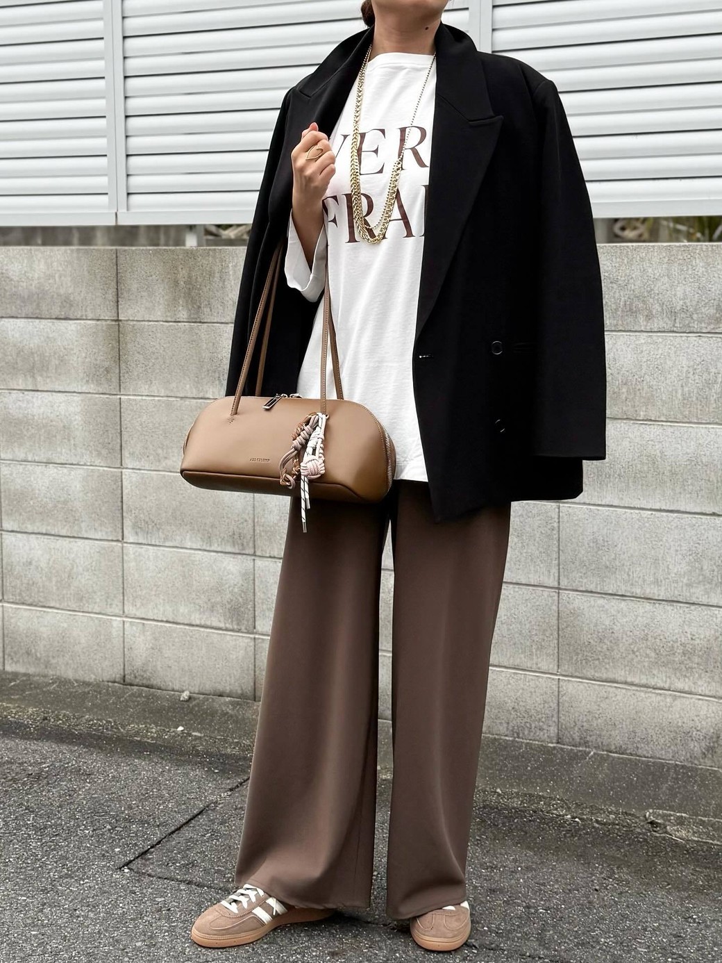 ブラウンを基調にまとめると上品カジュアルに。