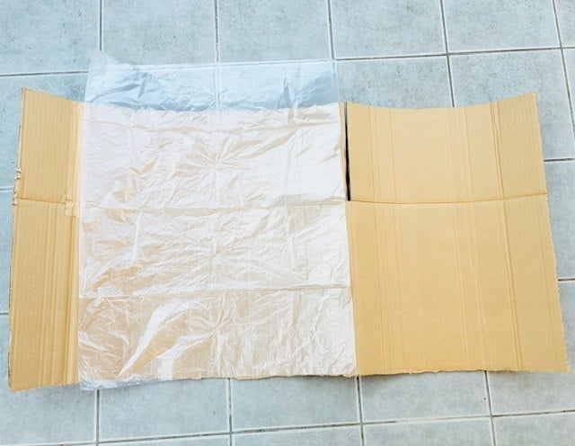 用意するものは、ゴミ袋と大きめの段ボールだけ