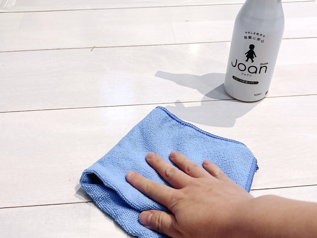 ②床を拭く