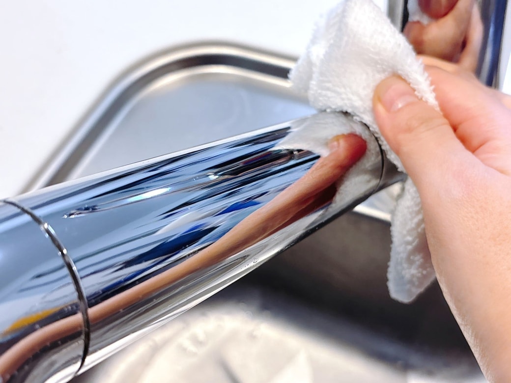 水栓を拭き掃除する