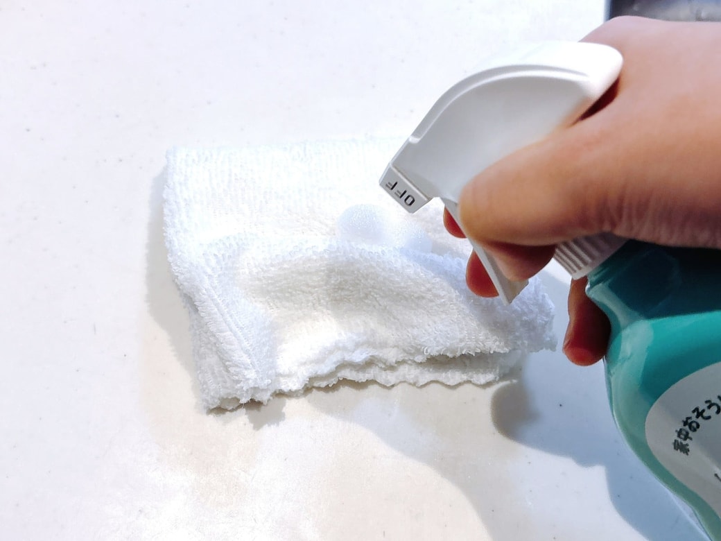 やわらかい布にウタマロクリーナーをスプレー
