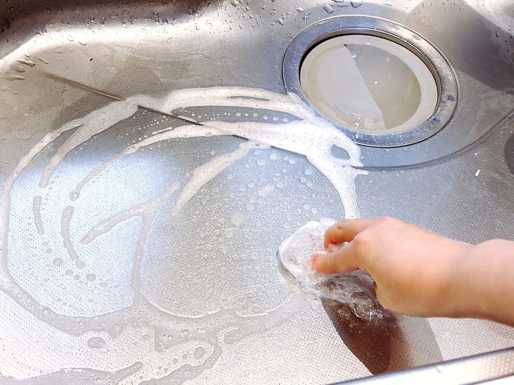 丸めたラップでこする