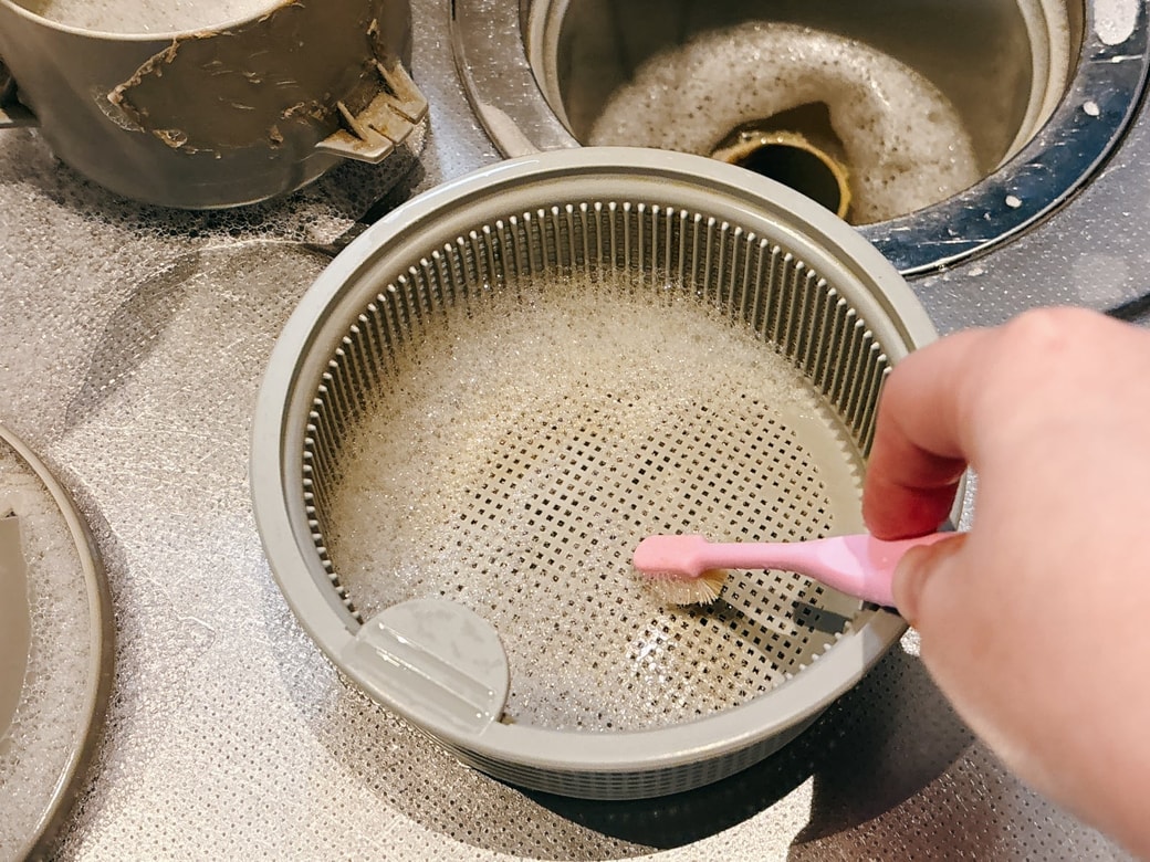 歯ブラシでこする