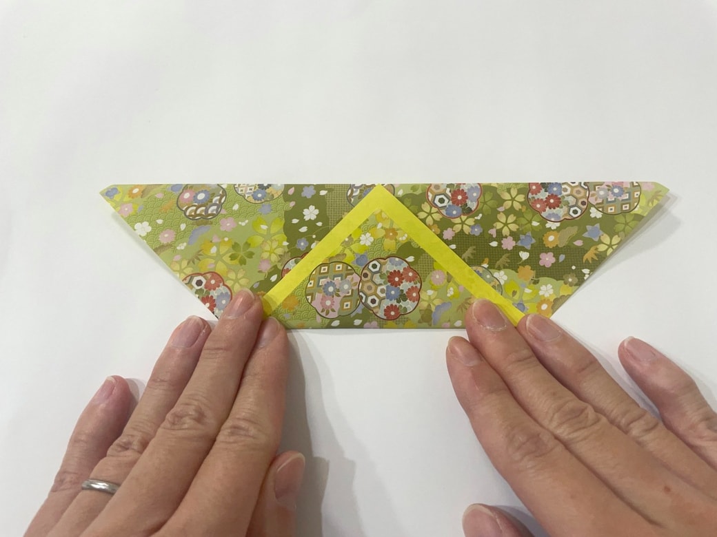 手前側を上に折る