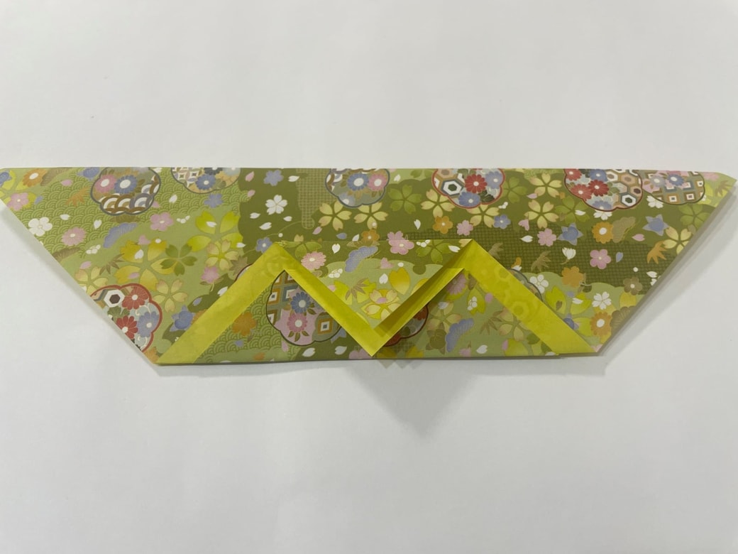 数ミリずれるようにして、もう1枚も折る