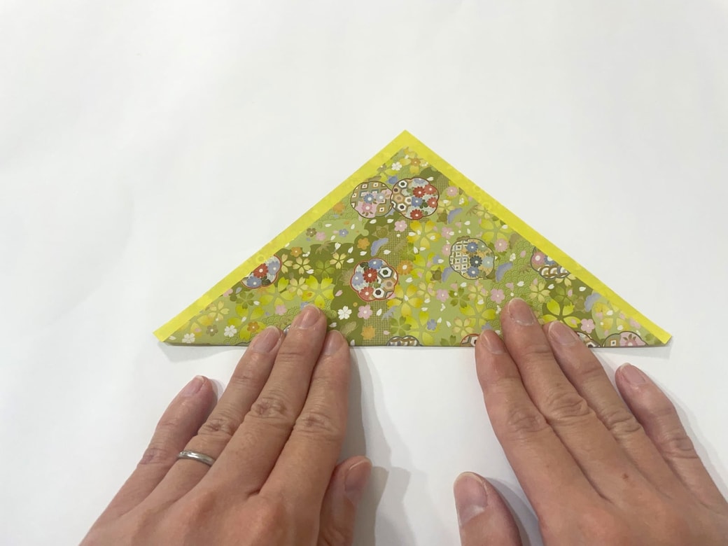 角を数ミリずらして三角に折る