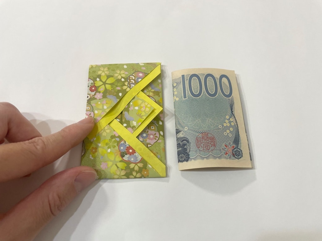 お札の高さに合わせて両端を折る