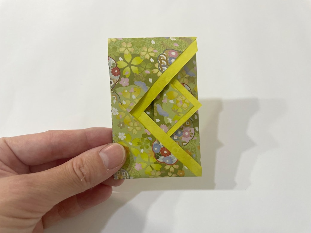 上側を下側のポケットに入れたら完成