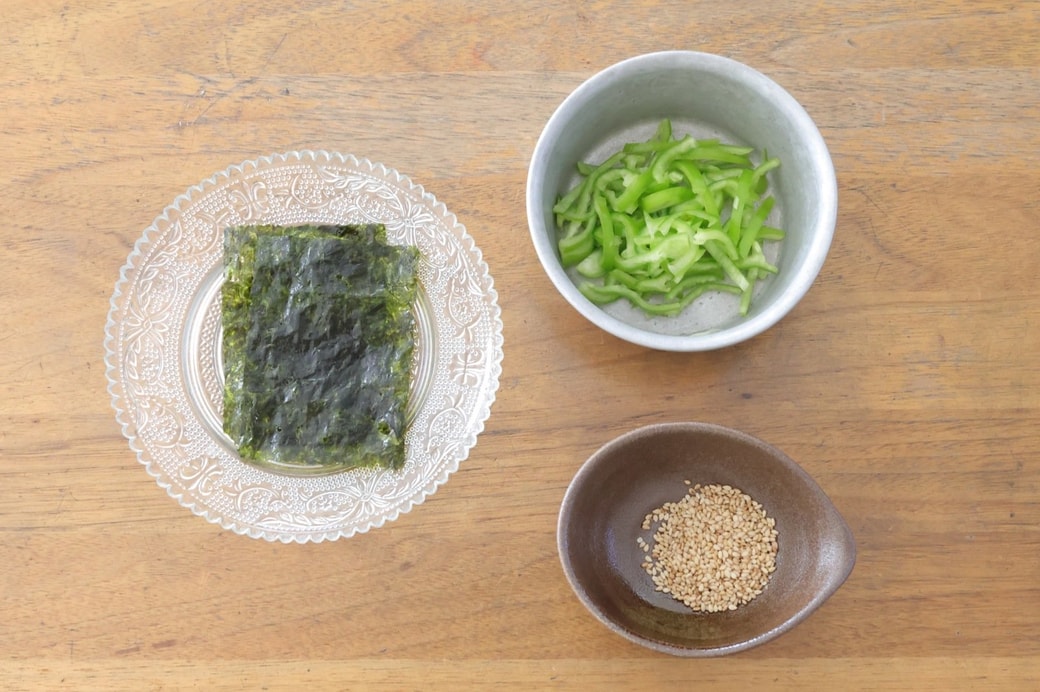 「韓国海苔とピーマンのごまおにぎり」