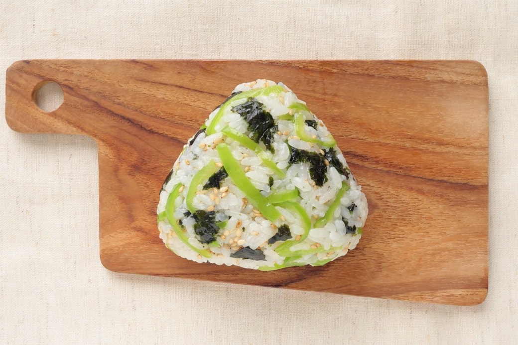 「韓国海苔とピーマンのごまおにぎり」