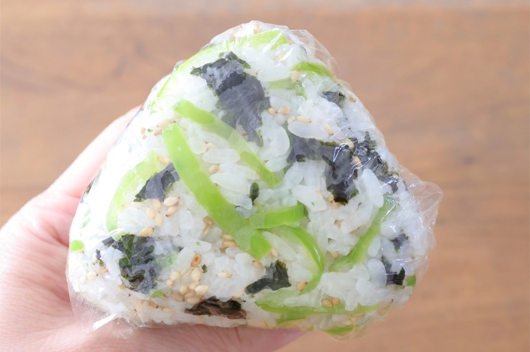 「韓国海苔とピーマンのごまおにぎり」