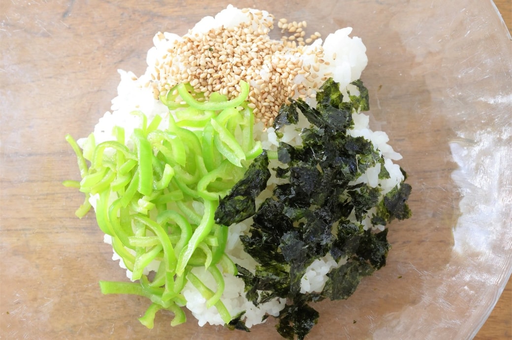「韓国海苔とピーマンのごまおにぎり」