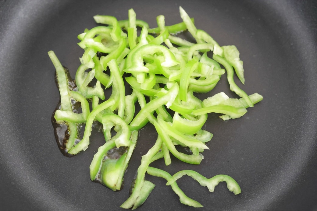 「韓国海苔とピーマンのごまおにぎり」