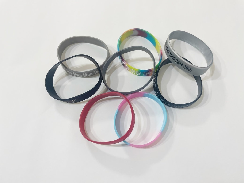 増え続ける推し活グッズ「シリコンバンド」