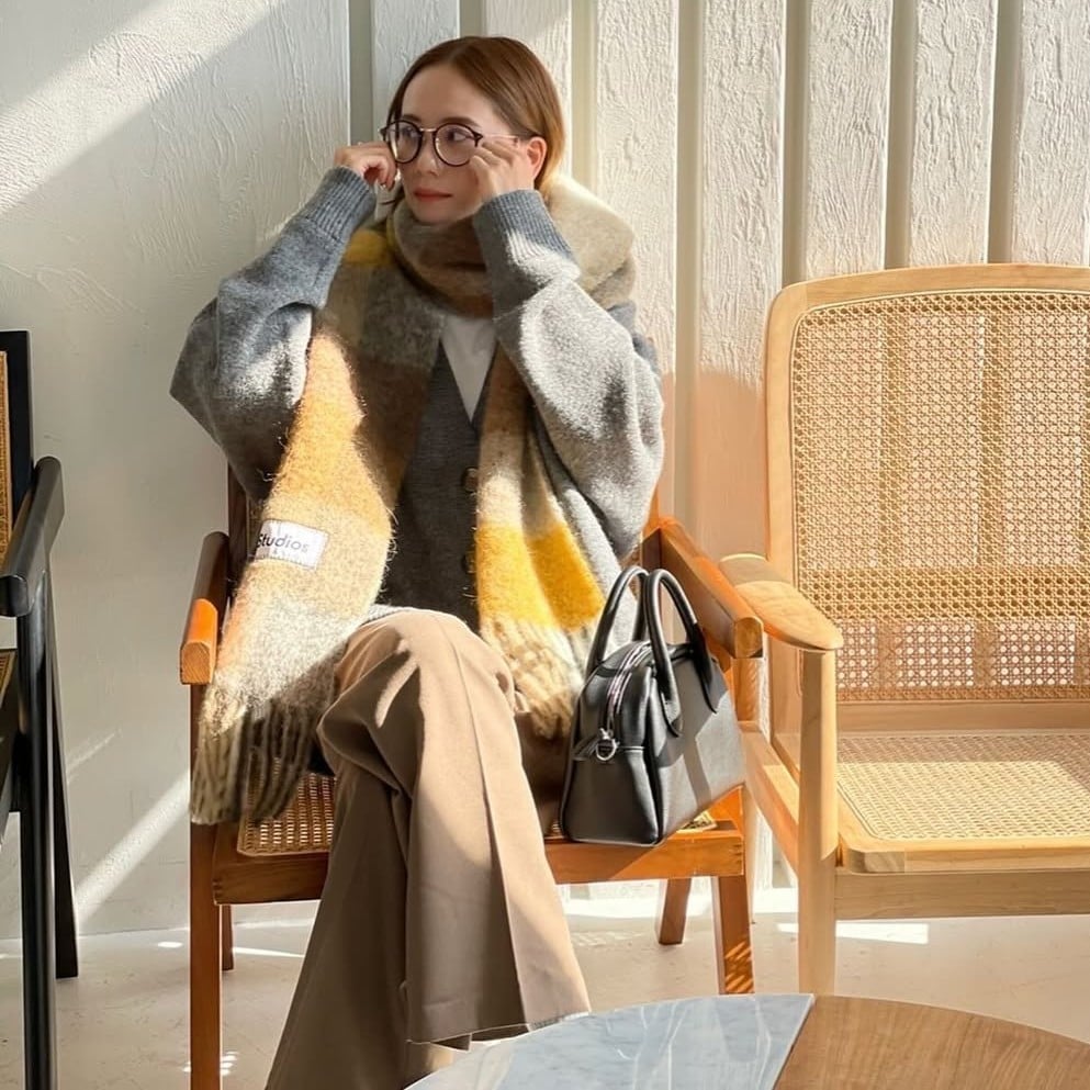 やわらかい色合いのマフラーで上品にまとめて。