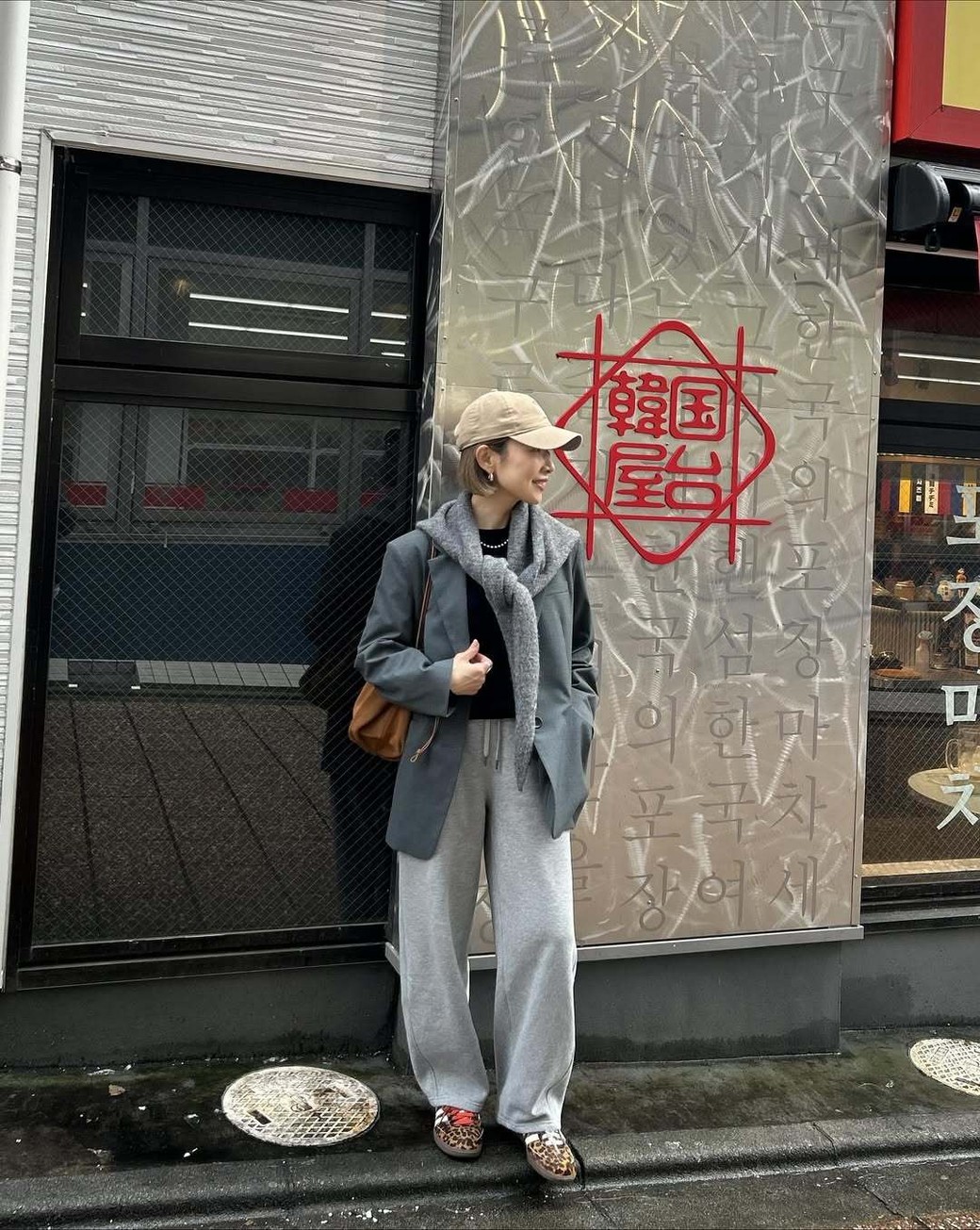 ジャケット×マフラーをカジュアルに落とし込んだ上級テク。