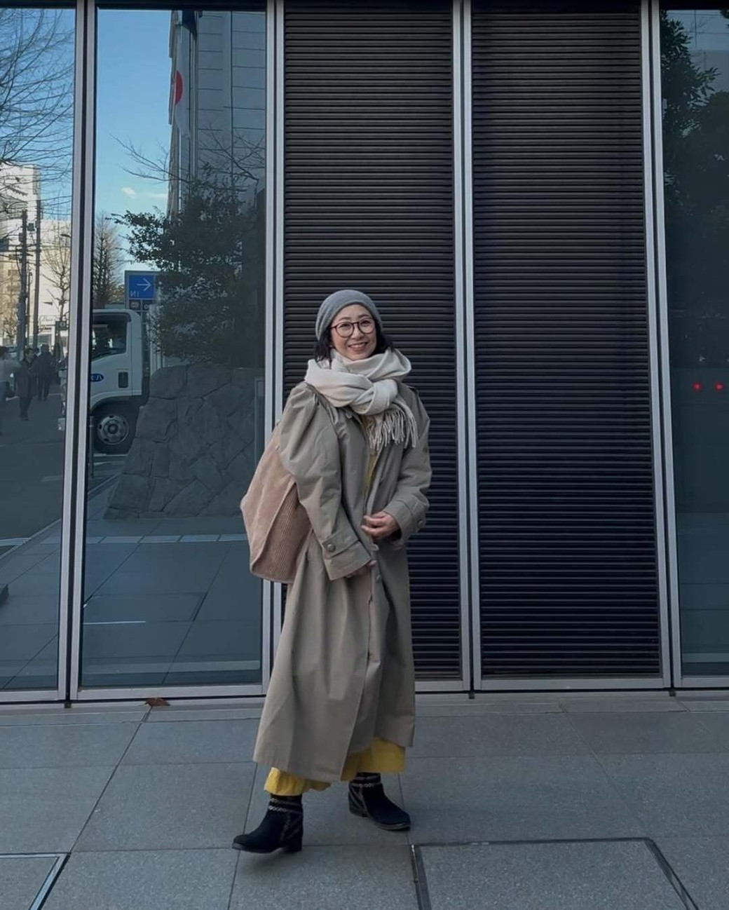 ボリュームのある巻き方でコーデにこなれ感を。