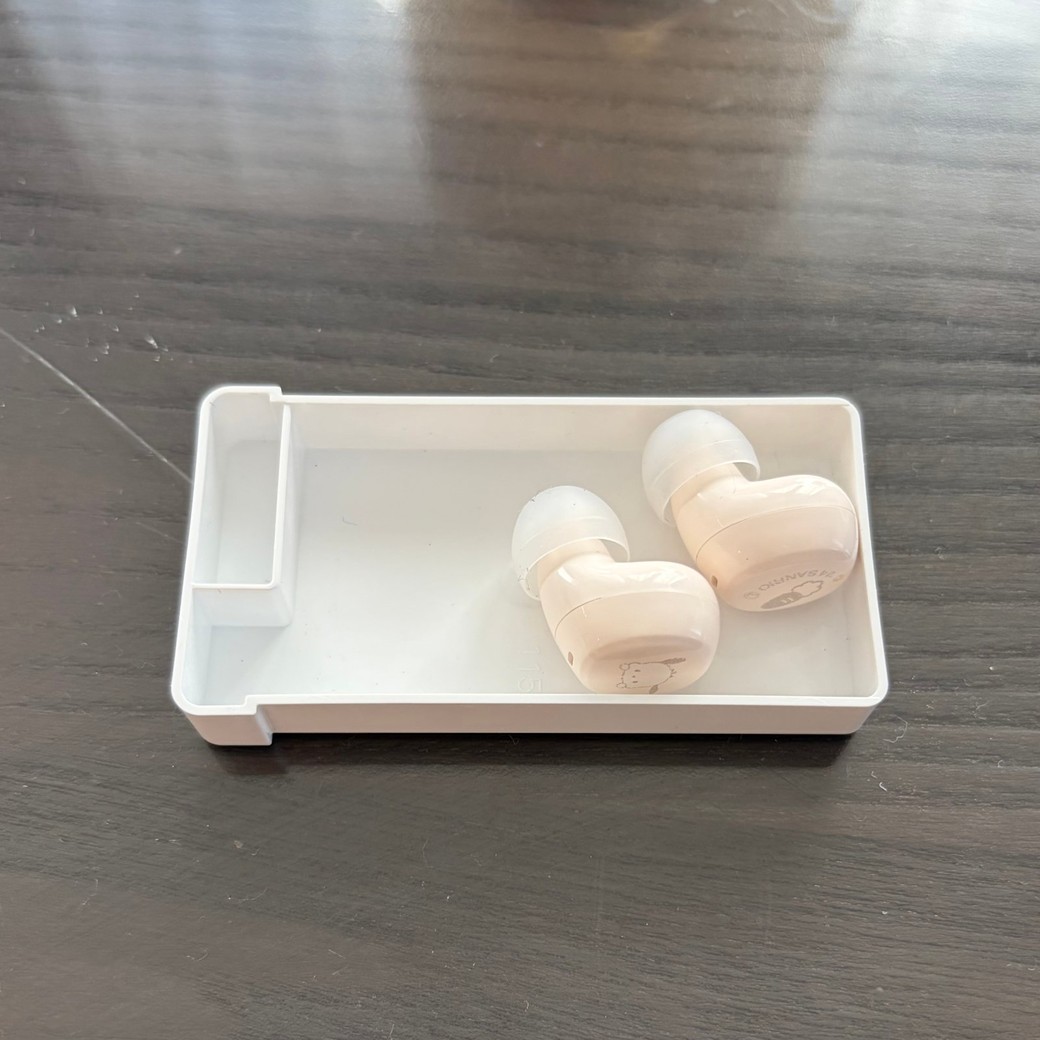 フリスクの空き容器にイヤホンを入れているところ