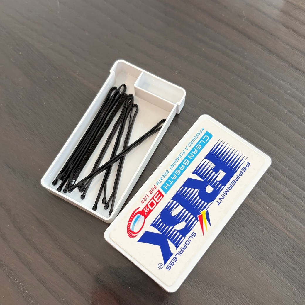 フリスクの容器にヘアピンを入れているところ